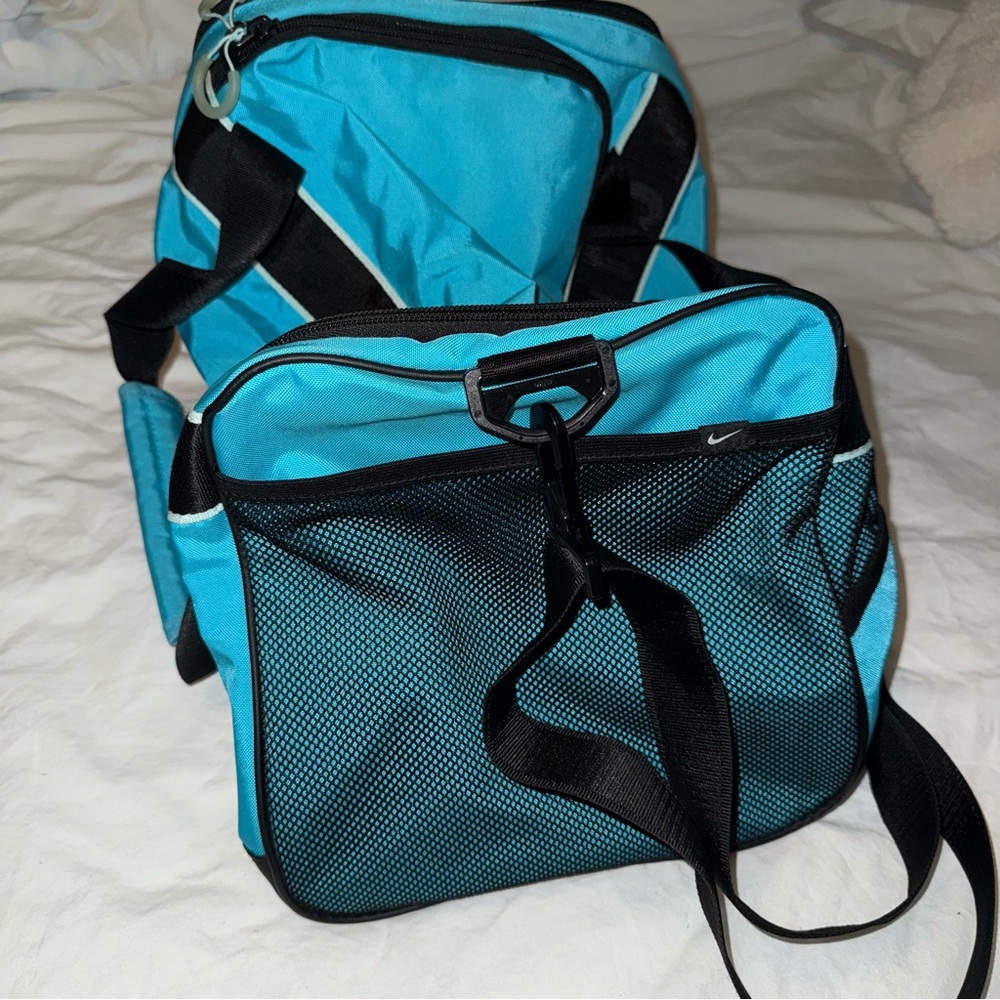 Small Nike Dufflebag - Picture 3 of 4